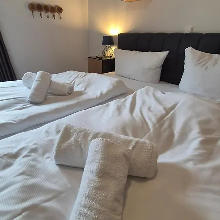 2 Einzelne Haeuser Nebeneinander Mit Garten! Neu Feriehus